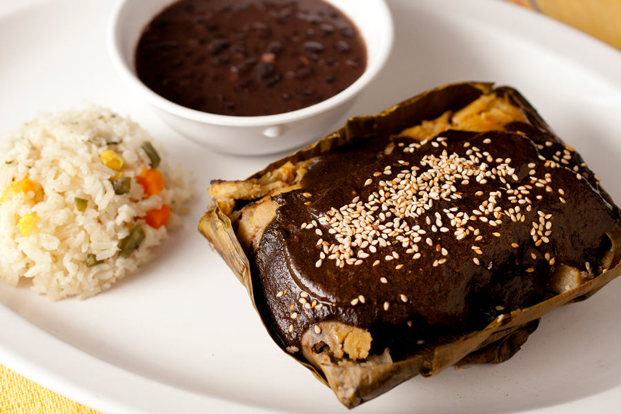 TAMAL OAXAQUENO DE MOLE NEGRO CON POLLO