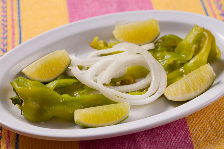 Chiles De Agua Asados Con Cebolla Y Limon