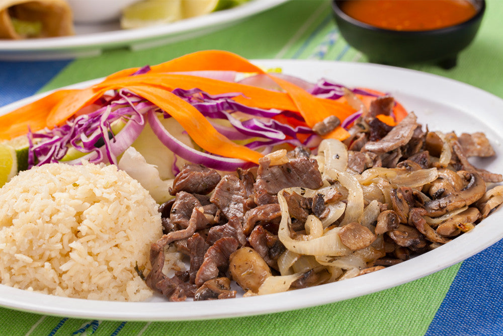 Tasajo o cecina encebollados con hongos